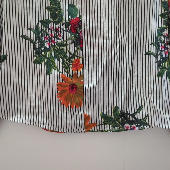 Floral Stripes  Black White Woman Shirt Blouse Top Size S Truth V-Neck LS - Picture 5 of 13